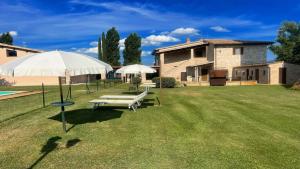 Zdjęcie z galerii obiektu Spello By The Pool - Sleeps 11 - fabulous villa pool All exclusively yours w mieście Limiti