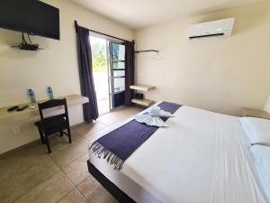 Postel nebo postele na pokoji v ubytování Hotel Vista Laguna Bacalar