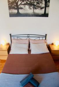 - une chambre avec un grand lit et 2 oreillers dans l'établissement Penthouse with Sea View, à Athènes