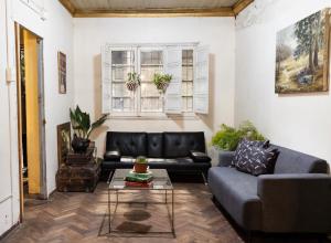 un soggiorno con divano e tavolo di Casa Carmen a Santiago