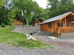 Cabaña de madera con porche y patio en Lakewood Park Campground - Luxury Cabin, en Barnesville