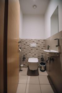 uma casa de banho com um WC e um lavatório em Villa Mari - apartma št. 6 em Maribor