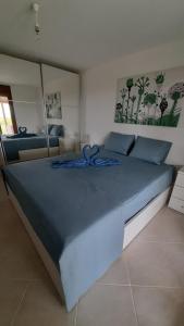 1 dormitorio con 1 cama grande con sábanas azules en Villa Ilyos, en Ierissos