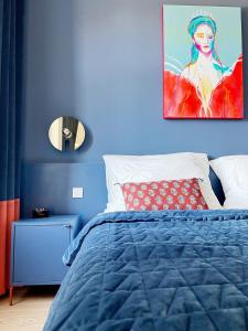Sissi West في فيينا: غرفة نوم زرقاء مع سرير وجدار ازرق