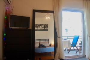 Televízia a/alebo spoločenská miestnosť v ubytovaní Penthouse with Sea View