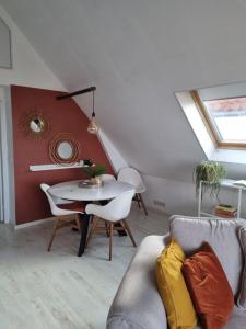- un salon avec un canapé et une table dans l'établissement Appartement B&B Pandhouse, à Oud-Beijerland