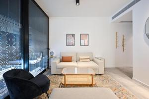 Black Panter by HolyGuest في تل أبيب: غرفة معيشة مع أريكة وطاولة