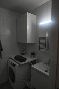 Baño pequeño con aseo y lavamanos en Modern & New Apartment Near CenterUniHospital With Balcony, en Uppsala