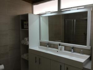 Un baño con un lavabo blanco y un espejo. en Ático Pablo 5, a cinco minutos del Puerto de la Cruz, en Los Realejos 36 fotos más