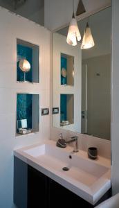 łazienka z umywalką i dużym lustrem w obiekcie San Siro Design Apartment w Mediolanie