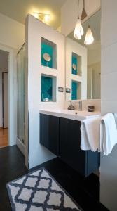 W łazience znajduje się umywalka i lustro. w obiekcie San Siro Design Apartment w Mediolanie