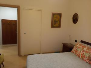 Letto o letti in una camera di BOLOGNA QUARTIERE SAVENA - APPARTAMENTO DI STEFANO