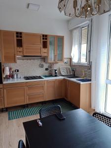 Cucina o angolo cottura di BOLOGNA QUARTIERE SAVENA - APPARTAMENTO DI STEFANO