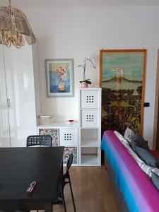 una camera da letto con un letto, una scrivania e un tavolo di BOLOGNA QUARTIERE SAVENA - APPARTAMENTO DI STEFANO a Bologna