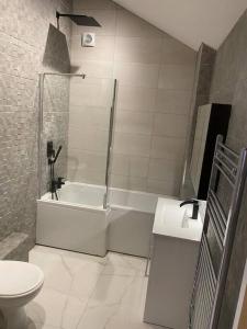 ein Bad mit einer Dusche, einem WC und einem Waschbecken in der Unterkunft The Lodge in Royal Tunbridge Wells