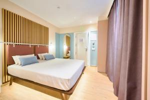Postel nebo postele na pokoji v ubytování Hotel Leonor Conil