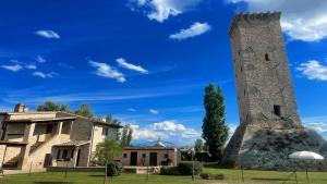 een grote stenen toren voor een gebouw bij Spello By The Pool - Sleeps 11 - wifi, air con, pool for your exclusive use in Limiti