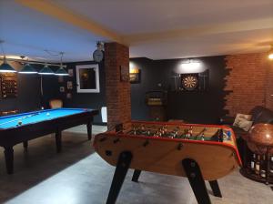 una sala de billar con mesa de billar en Chambre d'hôte avec Hammam et salle de jeux, en Chazelles-sur-Lyon