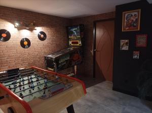 - une salle avec un baby-foot et une table de ping-pong dans l'établissement Chambre d'hôte avec Hammam et salle de jeux, à Chazelles-sur-Lyon