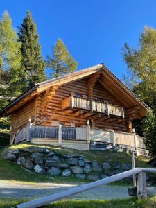 Domek z werandą i balkonem w obiekcie Almhaus Heidi Nockberge w mieście Patergassen