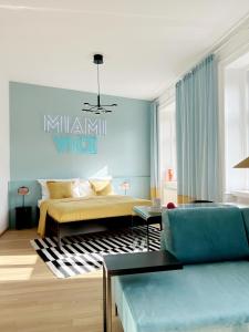 ein Wohnzimmer mit einem Bett und einem Sofa in der Unterkunft Sissi West in Wien