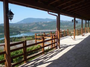 Vista general de una montaña o vista desde the country house 