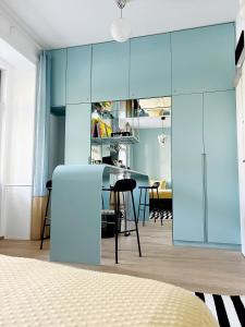 Sissi West في فيينا: غرفة نوم بها دواليب زرقاء وطاولة