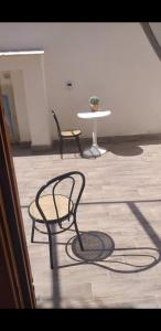 duas cadeiras e uma mesa num quarto em la vecchia locanda em Vietri