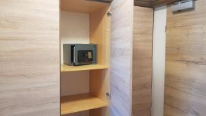 una piccola TV seduta su una mensola in un armadio di Apartment Wolfgangsee a Strobl