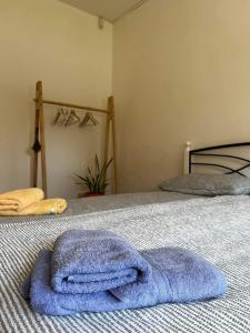 Una toalla azul puesta en una cama en un dormitorio en BED AND BREAKFAST SWALLOW, en Trzin