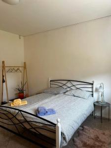 um quarto com uma cama com toalhas azuis em BED AND BREAKFAST SWALLOW em Trzin