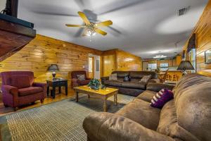 Χώρος καθιστικού στο Poplar Point Condo Unit 12A