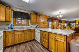 Η κουζίνα ή μικρή κουζίνα στο Poplar Point Condo Unit 12A +33 φωτογραφίες