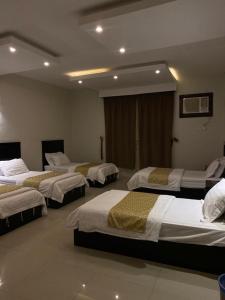 Ein Bett oder Betten in einem Zimmer der Unterkunft بيوتات الزير