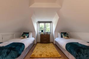 2 Einzelbetten in einem Zimmer mit Fenster in der Unterkunft Seldon hideout in Reading in Reading