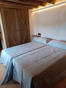 コンスタンティナにあるBalcón de la Moreria con leñaのベッドルーム1室(ベッド1台付)、木製のドア +37枚の写真