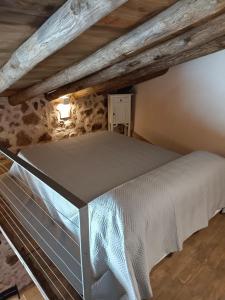 ein Schlafzimmer mit einem Bett in einem Zimmer in der Unterkunft Balcón de la Moreria con alberca in Constantina