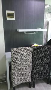 zwei Stühle neben einem Tisch in einem Büro in der Unterkunft Aliston Papilio Apartment in Ngawinan