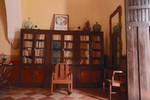 a room with a wooden book shelf with books at Hacienda San Jose Poniente in Hoctún