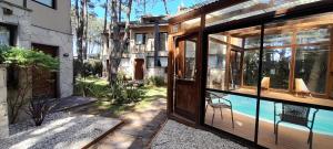 a house with a swimming pool in a yard at Aylen Departamentos en Pinamar NO GRUPO DE JOVENES in Pinamar