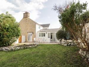 an exterior view of a house with a yard at Fisherbridge Cottage in Weymouth