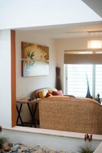 a bedroom with a bed and a table in a room at Casa Familiar para hospedaje privado en Mérida in Mérida +95 photos