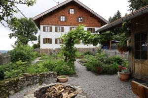 a garden in front of a house at Grüntenblick in Weitnau