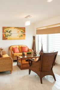 a living room with a couch and a coffee table at Casa Familiar para hospedaje privado en Mérida in Mérida