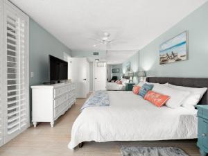 - une chambre avec un lit blanc et une télévision dans l'établissement Hibiscus 103-D, 2 Bedrooms, Ground Floor, Pools, Wifi, Sleeps 4, à Saint Augustine