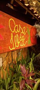 a sign that says cama and dye on a wall at Casa da Ilha & SPA in Abraão