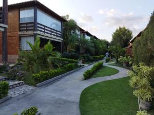 a walkway in front of a house at Casa de Campo Gravata-Pe in Gravatá