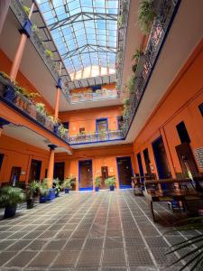 um edifício vazio com uma clarabóia e vasos de plantas em Hotel Isabel em Cidade do México