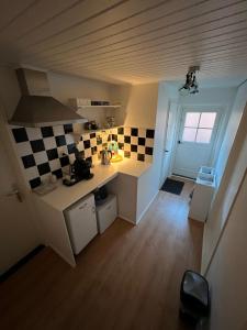 een kleine keuken met een aanrecht in een kamer bij B&B Zwiep in Lochem