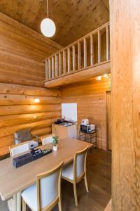 ein Esszimmer mit Holzwänden sowie einem Tisch und Stühlen in der Unterkunft Haskap - Vacation STAY 40804v in Tōya
